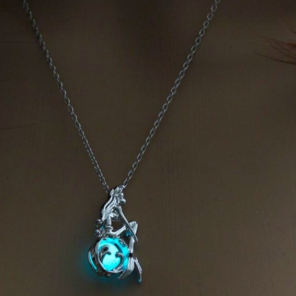 BNWT! 🌟GLOW IN THE DARK🌟 Disney’s The Little Mermaid Ariel Necklace! 🌺